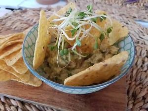 Guacamole com chips de milho at Aloha Cafe in Sesimbra