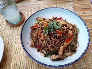 Nuddles com vegetais. at Aloha Cafe in Sesimbra