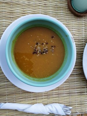Sopa de abóbora, gengibre e curcuma. 😋 at Aloha Cafe in Sesimbra