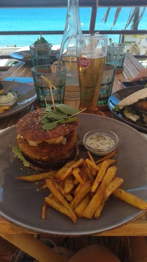 Exotic burguer with sweet potato fries at Aloha Cafe in Sesimbra