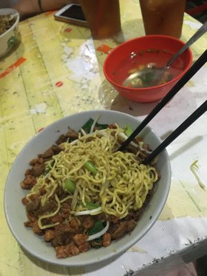 bakmie, bihun, kwetiau - balado, / sambal ijo + pangsit #Veganuary at Bakmie Jamur in Jakarta