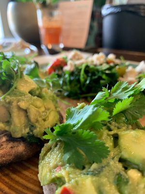 פנג׳בי אבוקדו at Meshek Barzilay Deli in Tel Aviv