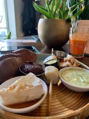 טבעונינה (פלטת גבינות טבעוניות) at Meshek Barzilay Deli in Tel Aviv