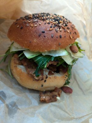 Sesambrötchen mit Tempeh at Zaczyn in Krakow