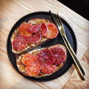 A breakfast with red oranges. Photo by Magda Łapińska at Zaczyn in Krakow