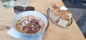 Cocoa and hazelnut oatmeal with foccacia at Zaczyn in Krakow