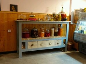 Zona de postres y conservas. at Zizinia in Barcelona