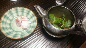 Té de menta y delicias turcas.  at Zizinia in Barcelona