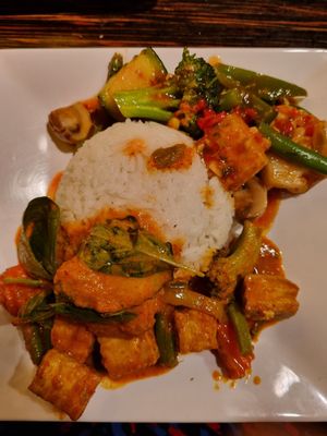 Heerlijk gegeten.  Dit is rijst, rode curry er stir fry. at Cho Fah Eathai in Groningen