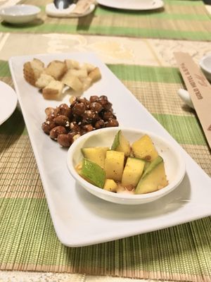 Complimentary appetizers- toasted bread, sticky/sweet peanuts & spicy mango at Hoa Nghiem in Hue