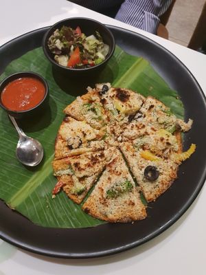 Vegan Hawaiian pizza at Aharveda Restaurant in Mumbai