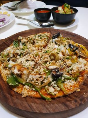 Vegan pizza - good at Aharveda Restaurant in Mumbai