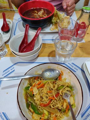 Noodles with curry sauce and vegan tempura ramen at Dareshasu in Tenerife