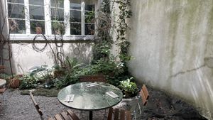 Ein schattiges Plätzli im süssen kleinen Innenhof  at Karls Kraut in Luzern