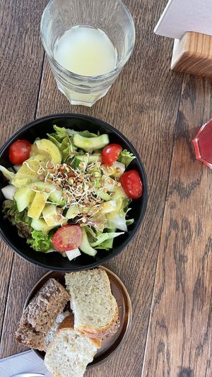 Super feiner veganer Salat mit leckerem Brot dazu und zum Durst löschen einen Grapfruitschorle  at Karls Kraut in Luzern