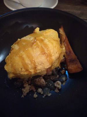 Der Oberhammer, die volle Portion Kürbis: Kürbismousse mit Kürbiskernöl-Sirup mir gebackenem Kürbis auf weisser Schoko-Kürbis Crumble und gerösteten Pistazien. Göttlich!! at Karls Kraut in Luzern