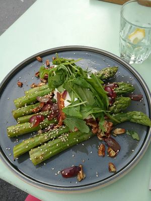 Süsskartoffel mit grünem Spargel at Karls Kraut in Luzern