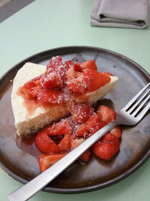 Kokostorte mit Erdbeeren at Karls Kraut in Luzern