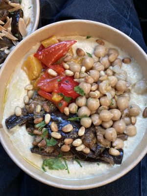 Hummus with bell pepper, cheakpeas and eggplant at Juuls Hummus in Utrecht