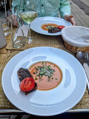 Veganized starter: gazpacho with tapenade bread at La Part du Colibri in Crest