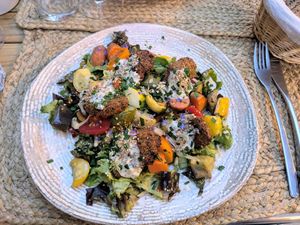 Falafel salad with white sauce at La Part du Colibri in Crest