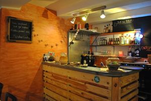 The bar at La Part du Colibri in Crest