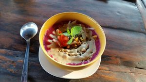 Vegan Smoothie Bowl with Banana, Dragonfruit, Pumpkin - and Sunflowerseeds and Coconut Yogurt at Dragonfly Cafe in Ubud
