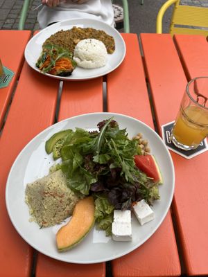 Linsen-Mago-Cocos-Curry (oben) + Salatteller (unten)  at Mandala in Ravensburg