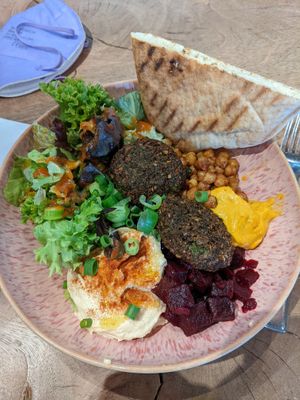 Yummy falafel bowl lunch at Weilands Wellfood in Berlin