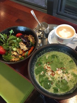 Spinach coconut milk soup and vegan crunchy tofu bowl at Weilands Wellfood in Berlin