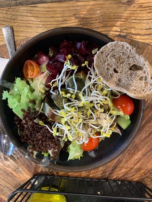Small vegan salad bowl at Weilands Wellfood in Berlin