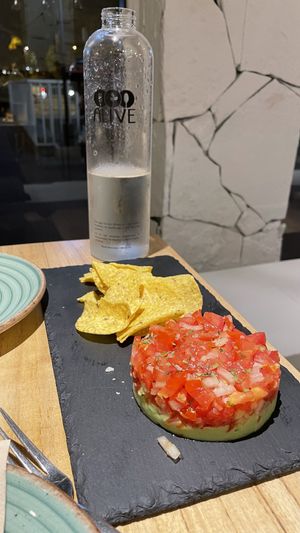 Tartar de aguacate y tomate con nachos at Alive in Barcelona