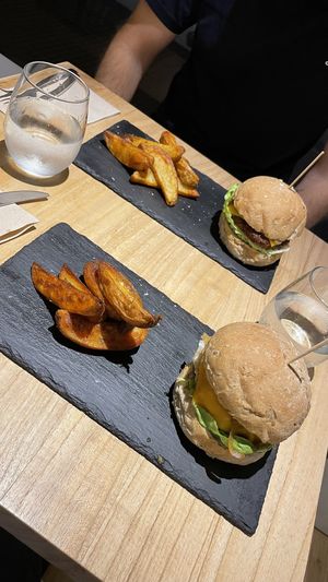 Hamburguesas con patatas at Alive in Barcelona