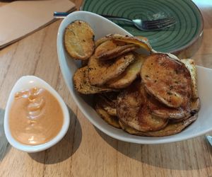 Bravas - las patatas son más bien tipo "chips" at Alive in Barcelona