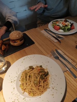 Burguer, espaguetis i amanida at Alive in Barcelona
