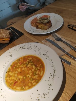 Estofat de mongetes i truita de patates at Alive in Barcelona