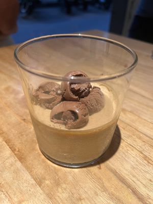 Mousse de Cacahuete con Perlas de helado de Chocolate (Peanut butter Mousse with chocolate Ice Cream) at Alive in Barcelona