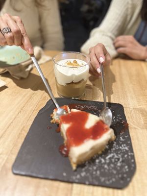 No hay mucha foto, pero porque había hambre y todo estaba tan rico que … fue imposible fotografiar nada. Un trato genial pese a llegar apunto de cerrar y petFriendly 💚  at Alive in Barcelona