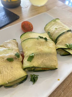 Rollitos de calabacín rellenos de calabaza y cebolla caramelizada 😋  at Alive in Barcelona