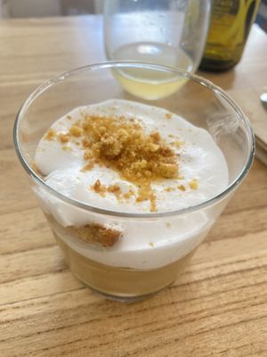 Textures en got de platan amb crema de vainilla, galeta, crema de cacahuet i nata  at Alive in Barcelona