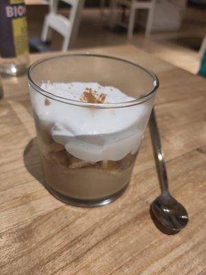 "Textures en vaso" with vanilla cream, banana, cookie, peanut cream, and cinnamon at Alive in Barcelona