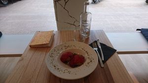 Boles fritas en salsa de tomate at Alive in Barcelona