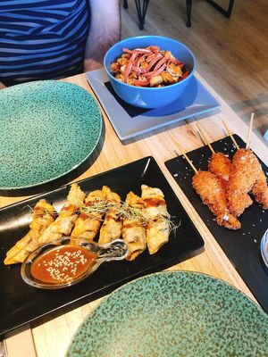 Langostinos rebozadas, gyozas de setas y dados de patata y boniato con bacon at Alive in Barcelona