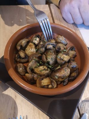 Setas al ajillo at Alive in Barcelona