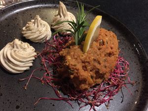Frischkäse und Tatar auf Randensprossen mit Cracker at V-mOnd in Thun