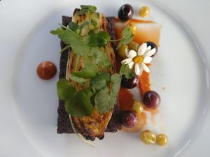 Chicorée, Erdnusssauce, Trauben & Reiscracker at V-mOnd in Thun