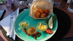 nuggets with dipping sauces at V-mOnd in Thun