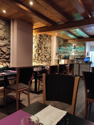 Indoor seating at V-mOnd in Thun