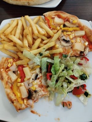 Veggie vegan pizza platter, lots of topping at La Bella in Cleethorpes