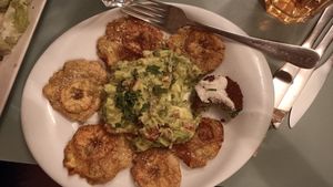 Los patacones estaban increíbles, el guacamole fresco y sabroso at La Cabra en el Tejado in Madrid